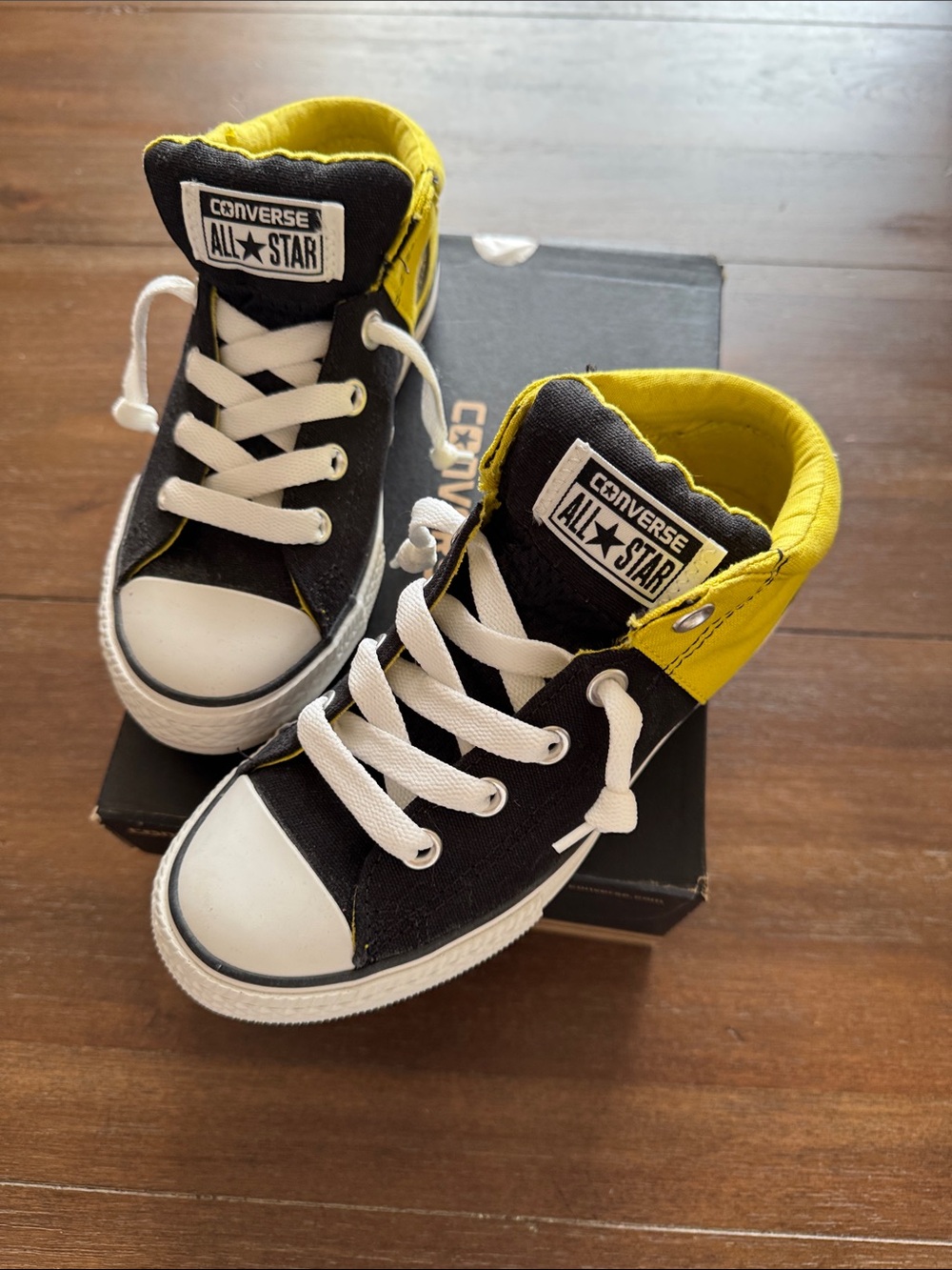 New size 2 Converse Chuck Taylor Converse All Star Axel mid-top sneaker